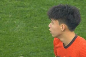 跳级完全不怯场18岁王钰栋国足首秀边路1v2+精准传中造杀机