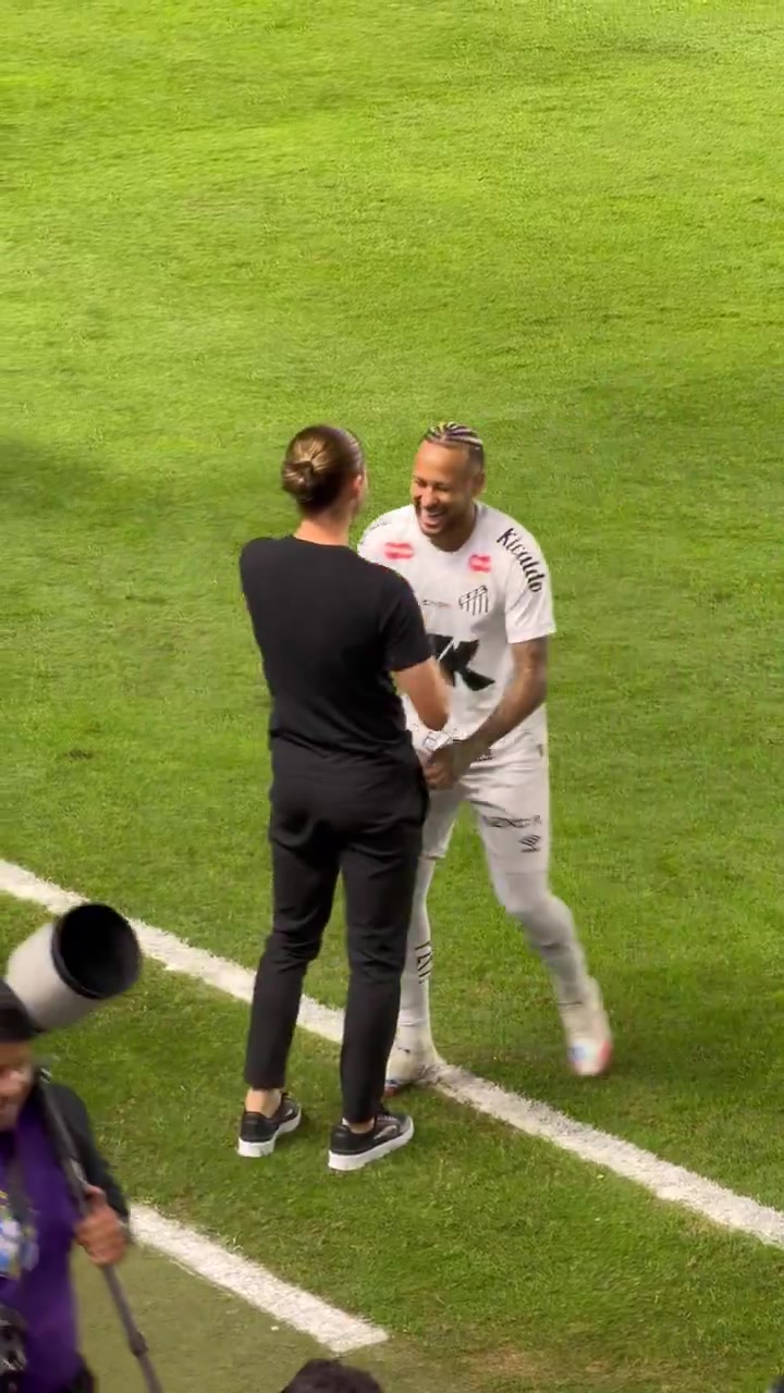 半岛体育-主教练正在热身？内马尔捡球时穿裆弗拉门戈主帅费利佩-路易斯