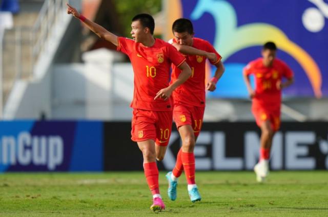 半岛体育娱乐-中澳战因3人不同：王钰栋不让妖人 谢龚博连场送礼