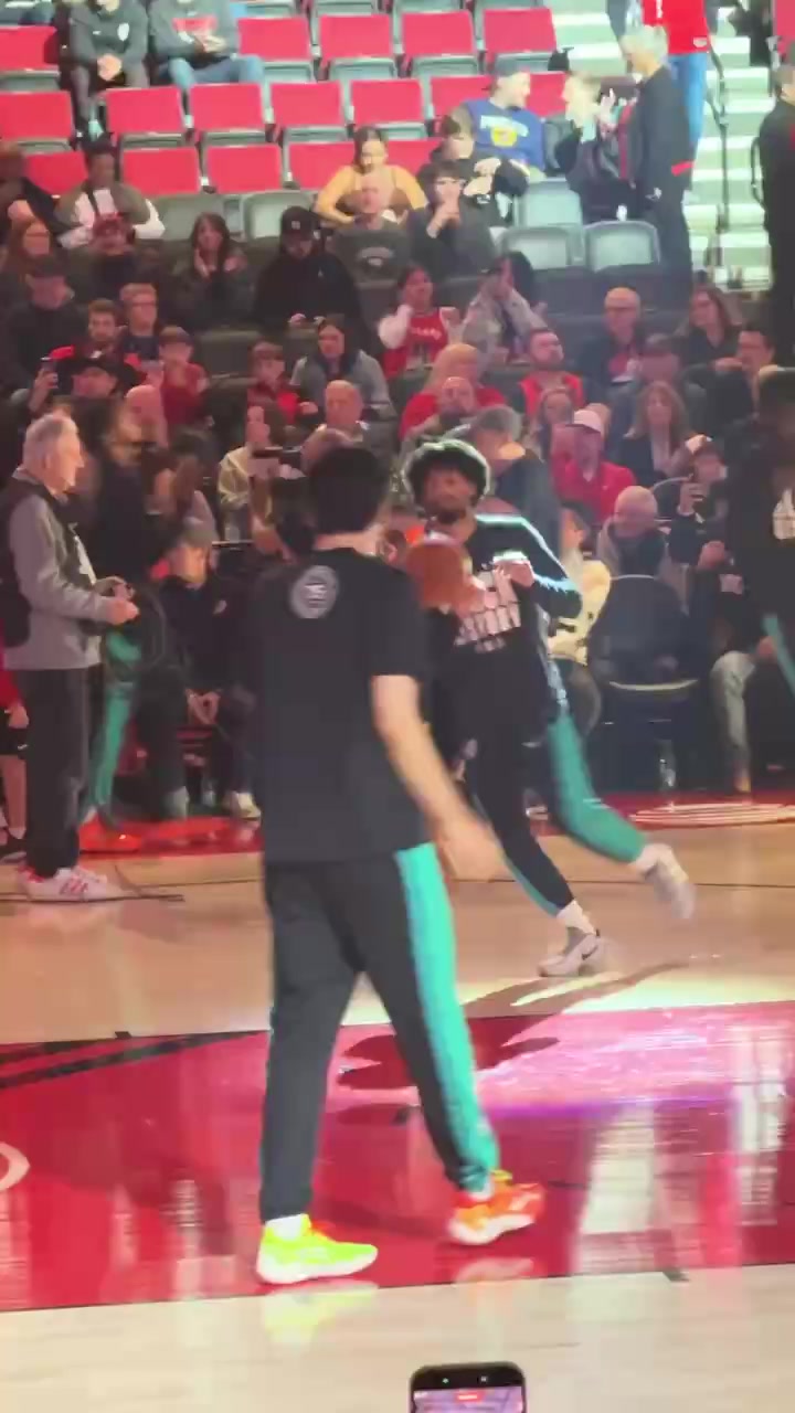 半岛体育官网-小吧现场直击杨瀚森赛前热身：跑跑跳跳很放松 底角三分手感不佳